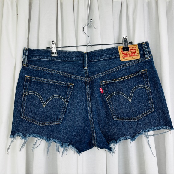 Levi Strauss Co Dark Wash Cut-Off Short Shorts Size 31 - Picture 4 of 5